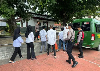 Kasat Samapta Polres Parepare Libatkan Empat Personil Bersenjata lengkap Kawal Tahanan Ikuti Persidangan