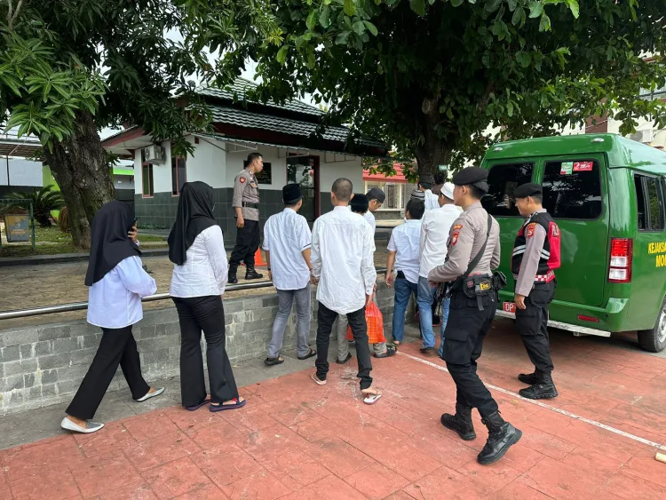 Kasat Samapta Polres Parepare Libatkan Empat Personil Bersenjata lengkap Kawal Tahanan Ikuti Persidangan
