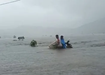 Tim Terpadu Siaga bencana Berhasil Evakuasi 2 Warga yang Terjebak Banjir di Wattang Bacukiki Parepare