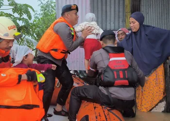 Tim SAR Brimob Polda Sulsel Gerak Cepat Evakuasi Balita dan Lansia di Kabupaten Barru