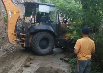 Hujan Deras Akibatkan Longsor di Polman, Jalan Poros Alu Tutar Sempat Terisolir