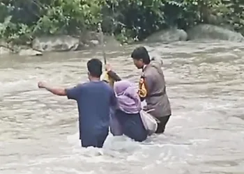 Aksi Heroik Bhabinkamtibmas Briptu Nur Alam Bantu Warga Menyebrangi Sungai Meluap di Ulumanda