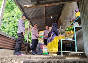 Polsek Bacukiki Salurkan Bansos untuk Korban Longsor