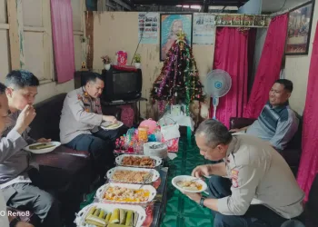 Pelopor Toleransi, Kapolsek Bacukiki Kunjungi Anggotanya yang Rayakan Natal