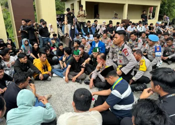 Kapolda Sulbar Duduk Bersama Massa Unjuk Rasa, Yakinkan Mahasiswa Persoalan Diselesaikan!