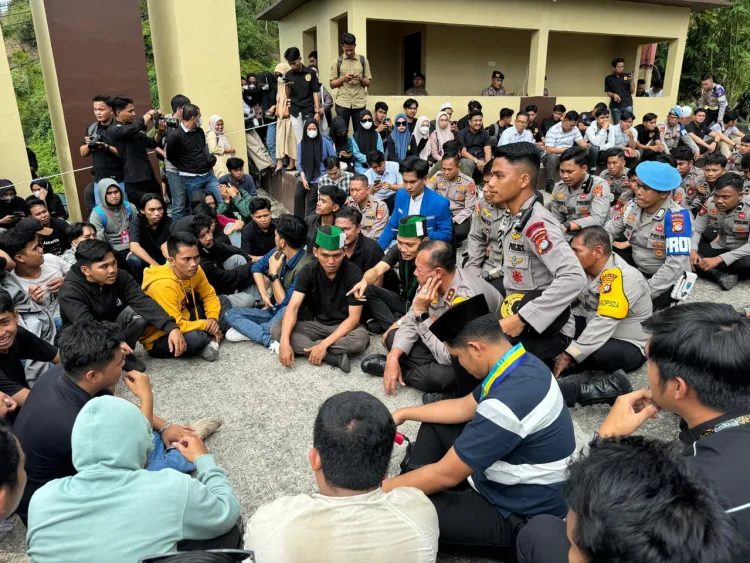 Kapolda Sulbar Duduk Bersama Massa Unjuk Rasa, Yakinkan Mahasiswa Persoalan Diselesaikan!