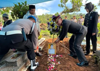 Kapolri Berikan Kenaikan Pangkat Anumerta Kepada Bripka Andithya
