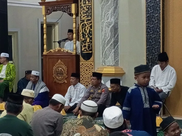 Polsek Ujung Diwakili Kanit Binmas Hadiri Peringatan Isra Mi’raj di Masjid Abrar Lapadde Parepare