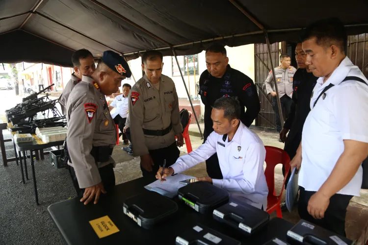 Pemeriksaan Senjata Api dan Amunisi oleh Katim II AKM Tk III Itwasda Polda Sulsel di Mako Batalyon B Pelopor Satbrimob Polda Sulsel