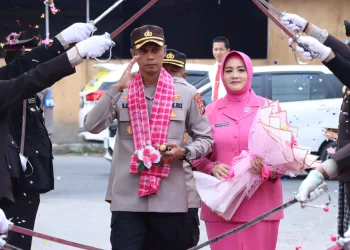Upacara Pedang Pora Warnai Penyambutan Kapolres Majene yang Baru