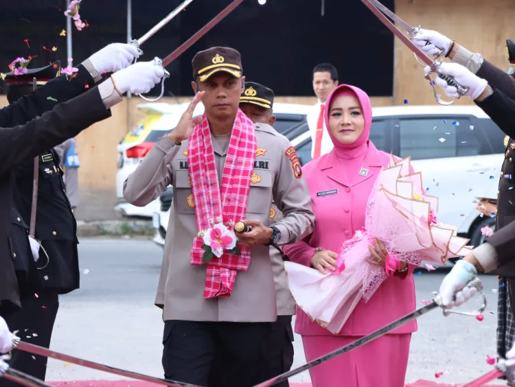 Upacara Pedang Pora Warnai Penyambutan Kapolres Majene yang Baru