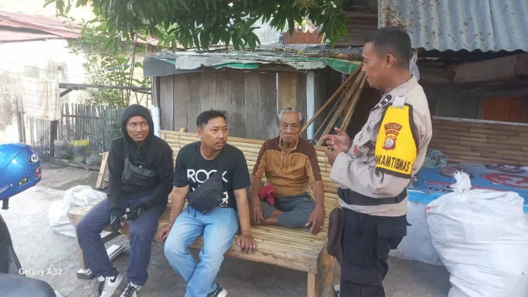 Bhabinkamtibmas Polsek Ujung Rutin Ingatkan Warga Waspada Musim Hujan