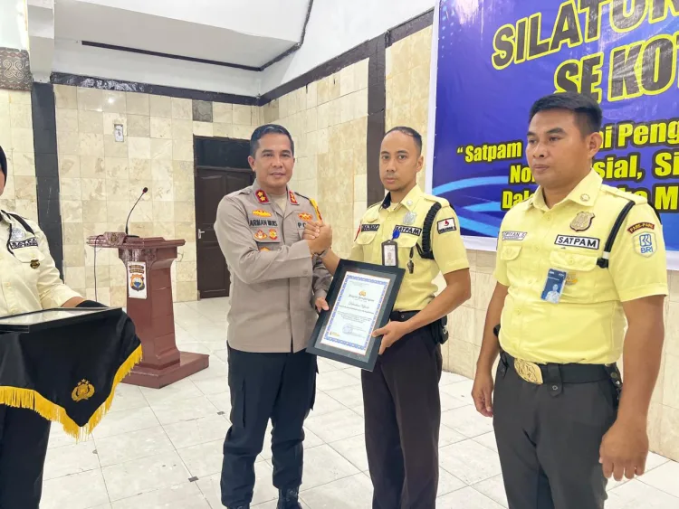 Kapolres Parepare Serahkan Penghargaan Kepada Satpam  Berprestasi