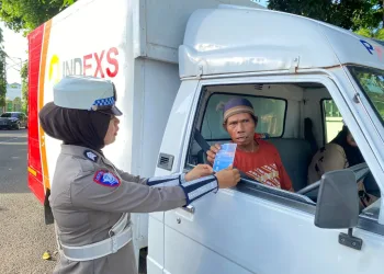 Cegah Kecelakaan, Sat Lantas Polres Parepare Bagikan Selebaran Imbauan ke Pengemudi