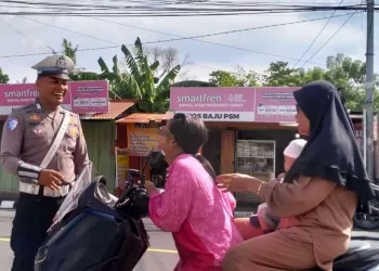 Kena Ciduk Polisi, Pengendara Dibawah Umur Ini Tidak Pakai Helm dan Berboncengan Lebih Dari Satu
