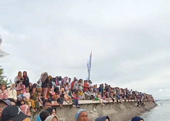 Ratusan Penonton Meriahkan Lomba Lepa-Lepa di Pantai Rangas Majene