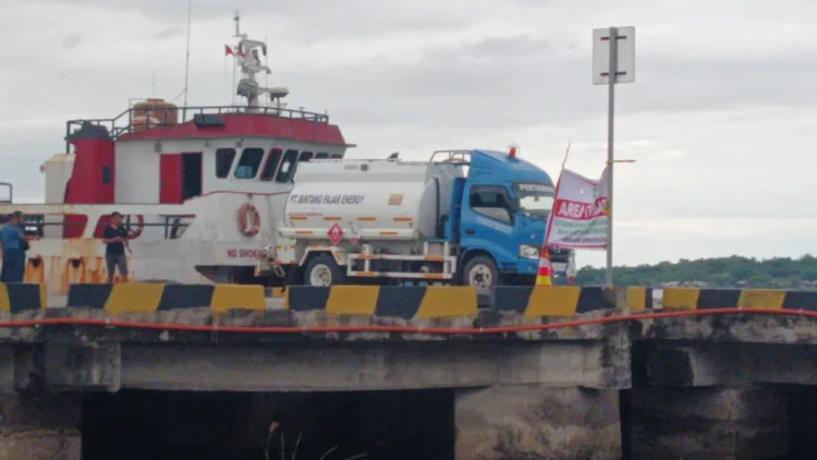 Diduga Praktik Ilegal BBM, Kapal HT Cendana 88 Sandar di Pelabuhan Cappa Ujung