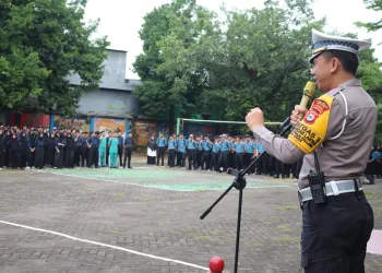 Melalui Police Goes To School, Kasat Lantas Polres Parepare Berikan Edukasi Keselamatan Berlalu Lintas kepada Pelajar SMKN 2