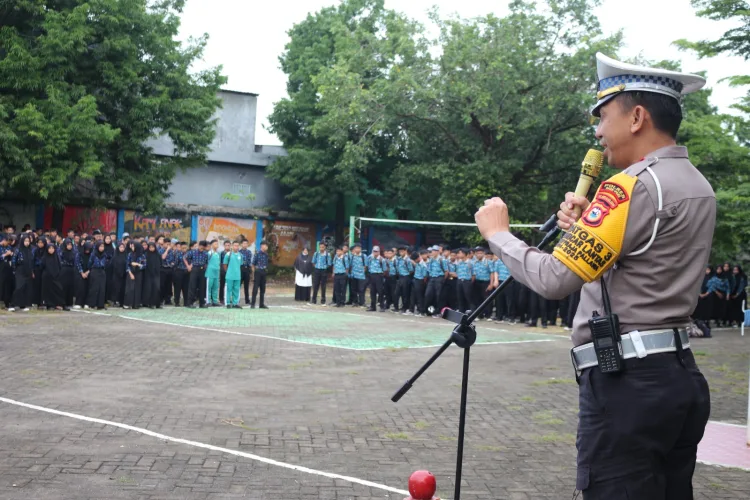 Melalui Police Goes To School, Kasat Lantas Polres Parepare Berikan Edukasi Keselamatan Berlalu Lintas kepada Pelajar SMKN 2