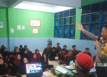 Kasat Lantas Polres Parepare Bekali Peserta Diksarlat KOKAM dan SAR Dengan Pengetahuan Tentang Lalu Lintas