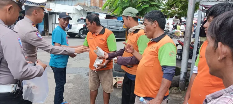 Jumat Berkah, Sat Lantas Polres Parepare Berbagi Kasih