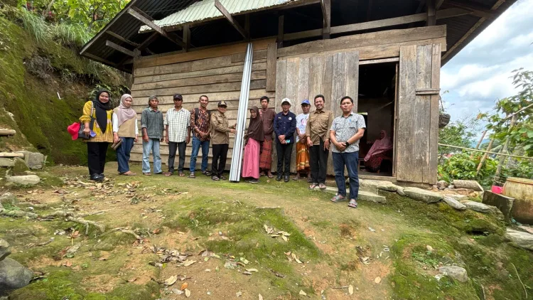 Pemdes Terasa Gerak Cepat Bantu Korban Puting Beliung di Dusun Pattiro