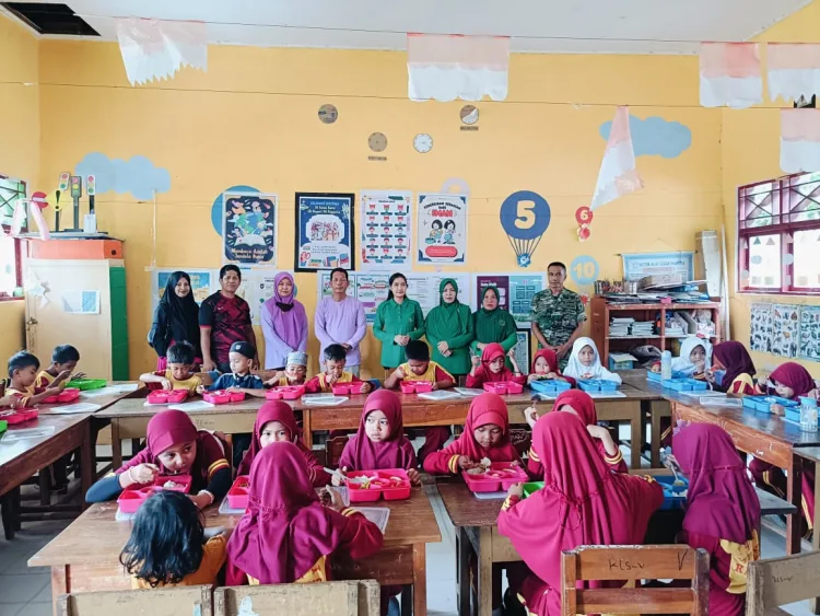Kodim 1401/Majene Gelar giat Hasanuddin Peduli Anak Sekolah, Bagikan Makan Bergizi dan Seragam Gratis