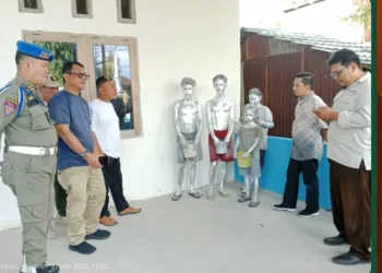 Penertiban Manusia Silver di Majene