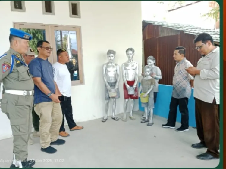 Penertiban Manusia Silver di Majene