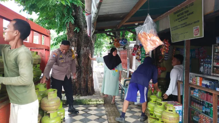 Bhabinkamtibmas Polsek Bacukiki Pantau Ketersediaan Gas LPG 3 Kg
