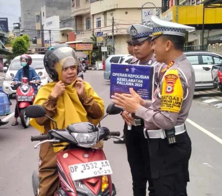 Sat Lantas Polres Parepare Gelar Operasi Keselamatan Pallawa 2025 dengan Aksi Simpatik