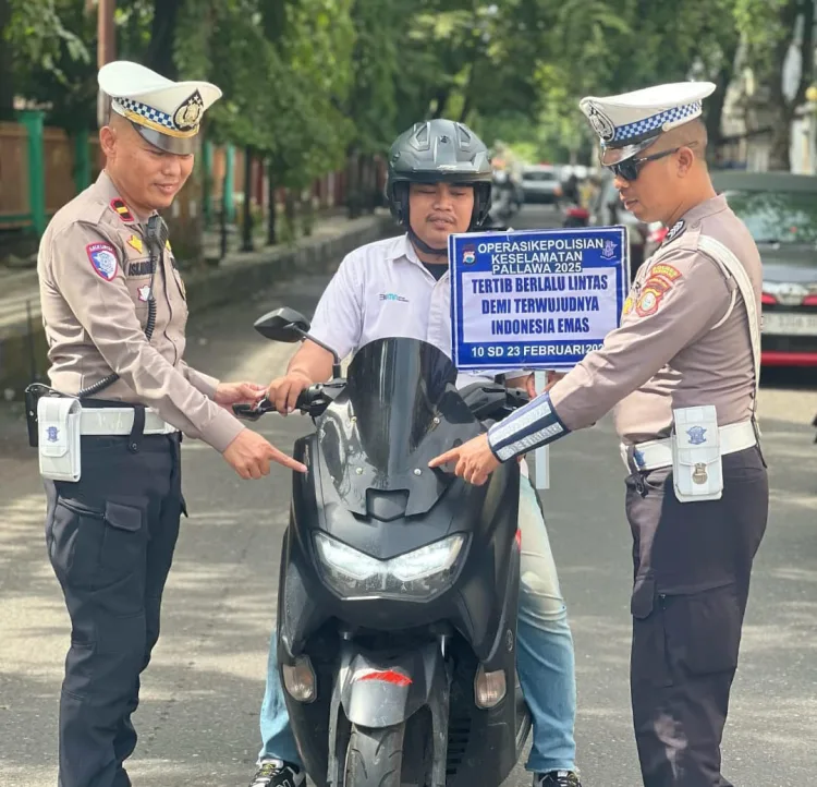 Aksi Simpatik Ops Keselamatan Kembali Digelar, Sejumlah Pengendara Motor Diingatkan Gunakan Helm dengan Benar