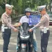 Aksi Simpatik Ops Keselamatan Kembali Digelar, Sejumlah Pengendara Motor Diingatkan Gunakan Helm dengan Benar
