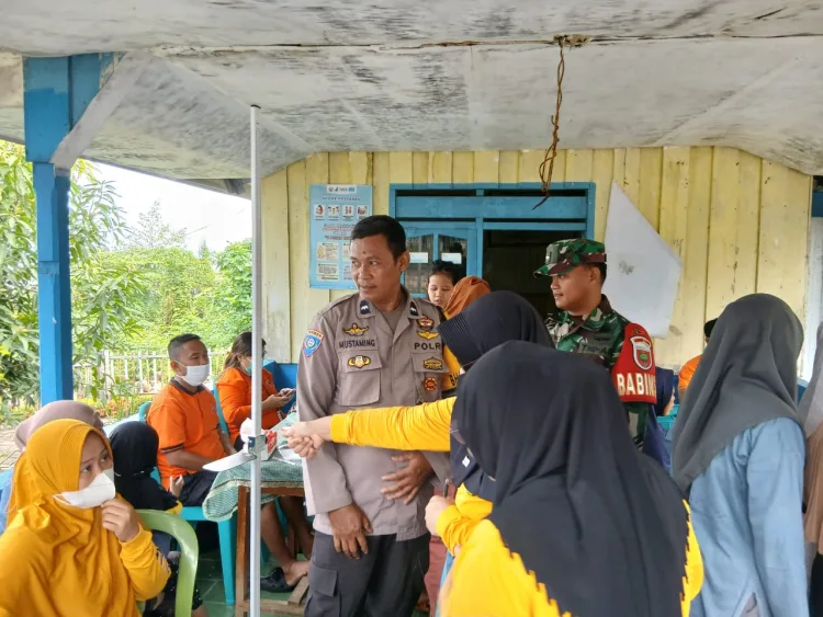 Sinergi Bhabinkamtibmas dan Babinsa Dampingi Pemeriksaan Kesehatan Gratis bagi Warga Ujung Bulu