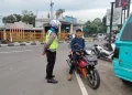 Sepekan Operasi Keselamatan, Polres Maros Berikan Teguran Ke Pengendara Sepeda Motor Tidak Gunakan Helm