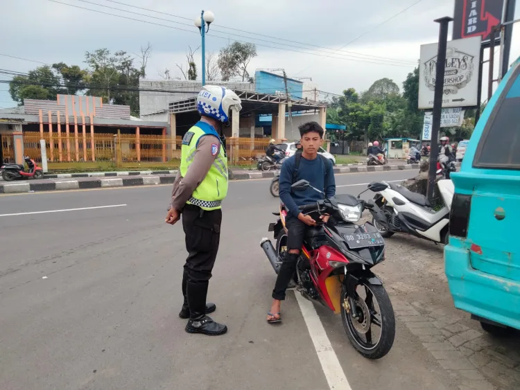 Sepekan Operasi Keselamatan, Polres Maros Berikan Teguran Ke Pengendara Sepeda Motor Tidak Gunakan Helm