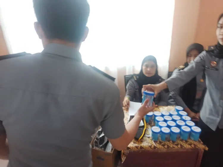 Komitmen Zero Penyalahgunaan Napza, Kalapas IIA Parepare Tes Urine Petugas Lapas