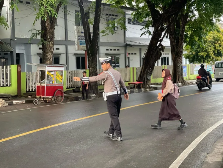 Kasat Lantas Polres Parepare Pimpin Strong Point Pelayanan Pagi Dibawah Guyuran Hujan
