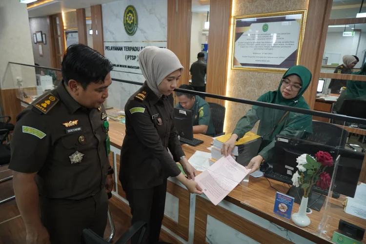 JPU Kejati Sulsel Limpahkan 3 Terdakwa dan Barang Bukti Perkara Skincare ke Pengadilan Negeri Makassar