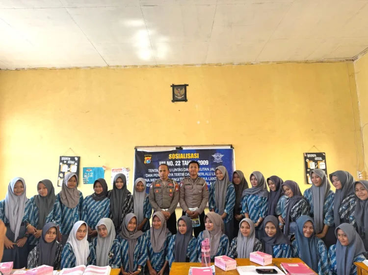 Unit Kamseltibcar Sat Lantas Polres Majene Sosialisasikan Keselamatan Berlalu Lintas di SMKN 1 Majene