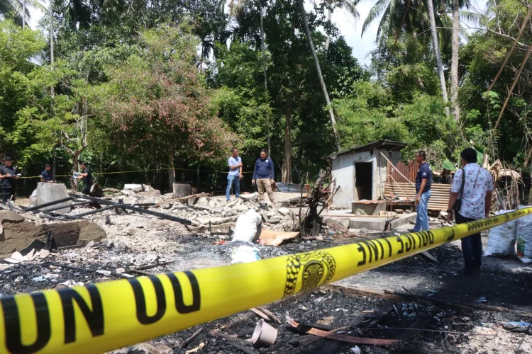 Sat Reskrim Polres Aceh Selatan Bersama Tim Labfor Polda Sumatra Utara Olah TKP Dugaan Pembakaran dan Pengerusakan Rumah