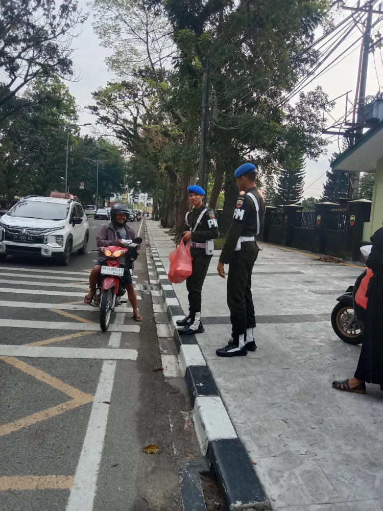 Gandeng Persit KCK Ranting 5, Denpom 1/5 Medan Gelar Jumat Berkah