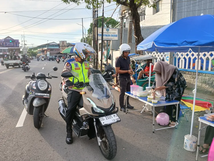 Kapolres Maros Patroli Ke Pasar Ramadhan Dan Ikut War Takjil Dihari Pertama