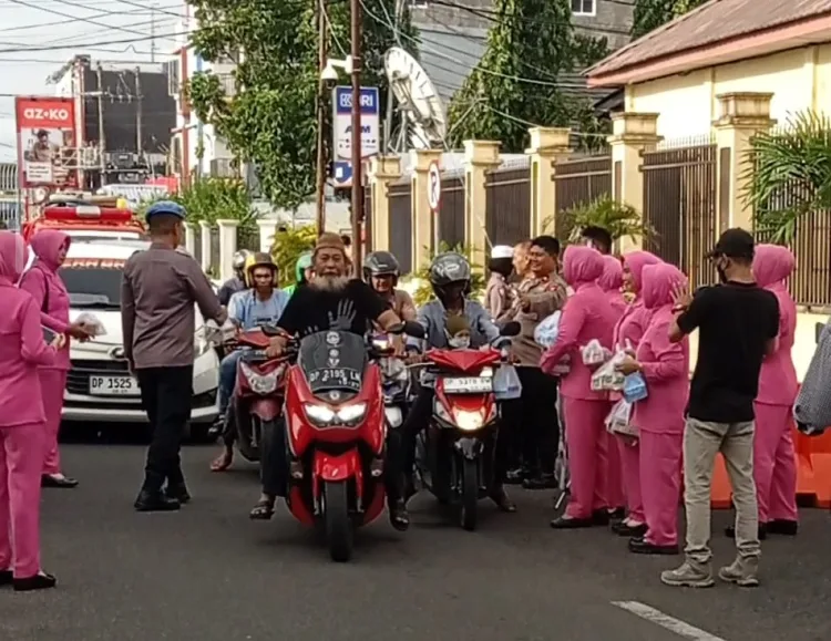 Polres Parepare berbagi Takjil