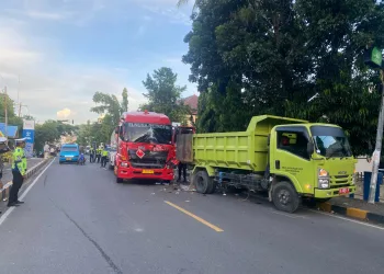 Mobil Pertamina Tabrak Truk Sampah di Majene
