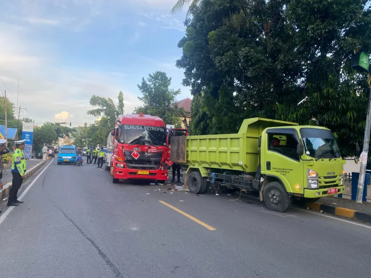 Mobil Pertamina Tabrak Truk Sampah di Majene