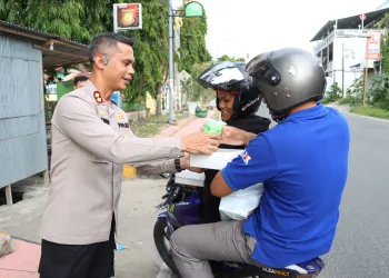 Berkah Ramadhan, Kapolres Majene Bagi Takjil