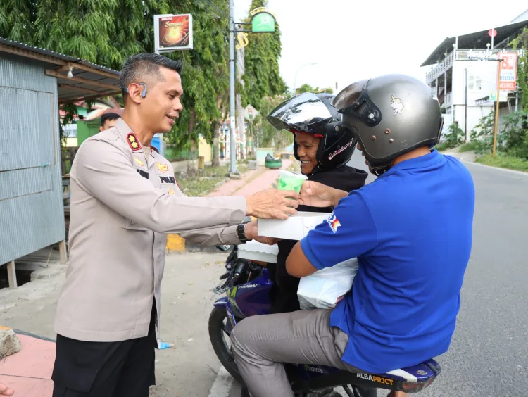 Berkah Ramadhan, Kapolres Majene Bagi Takjil