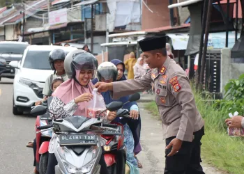 Polres Aceh Selatan Bagikan Ratusan Bungkus Takjil kepada Masyarakat.