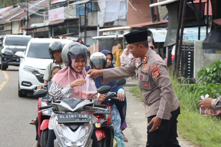 Polres Aceh Selatan Bagikan Ratusan Bungkus Takjil kepada Masyarakat.